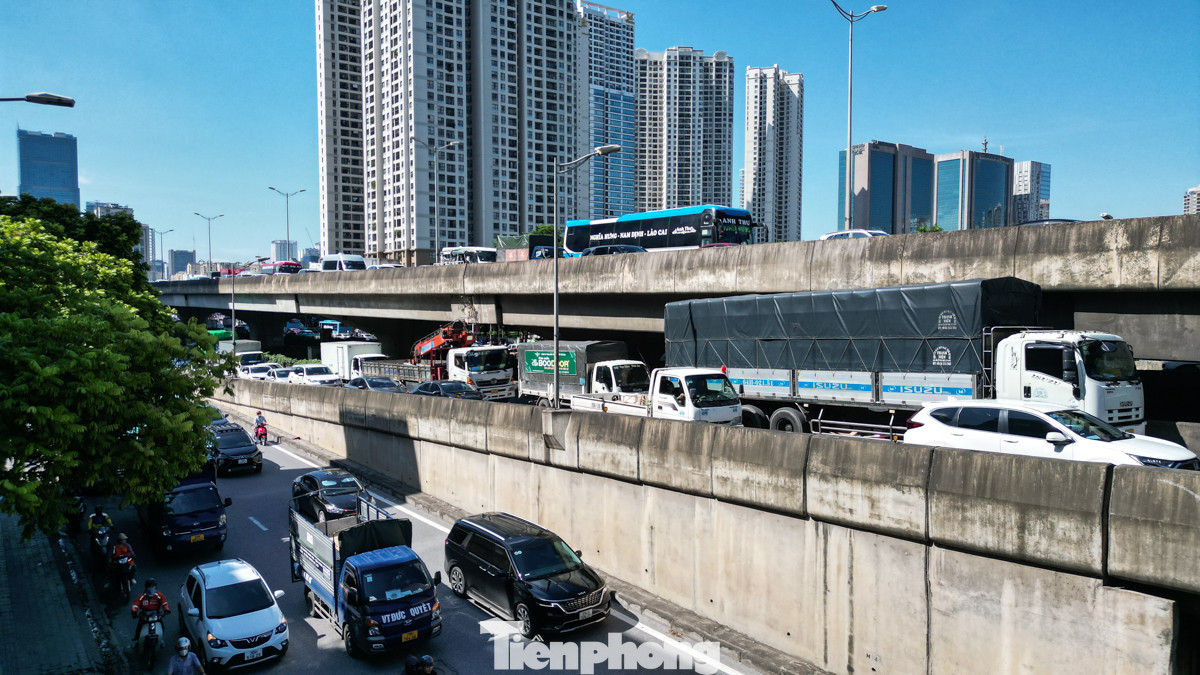 Ghi nhận Tiền Phong, lúc hơn 14h chiều nay (30/8) là khung cảnh ùn tắc của ôtô nối đuôi nhau từ đường nhánh lên Vành đai 3. Ghi nhận Tiền Phong, lúc hơn 14h chiều nay (30/8) là khung cảnh ùn tắc của ôtô nối đuôi nhau từ đường nhánh lên Vành đai 3.