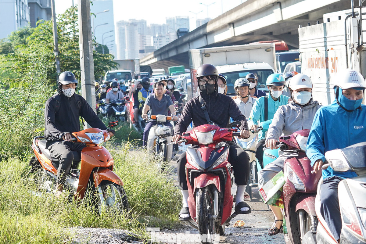 Xe máy chen chúc nhau để di chuyển.