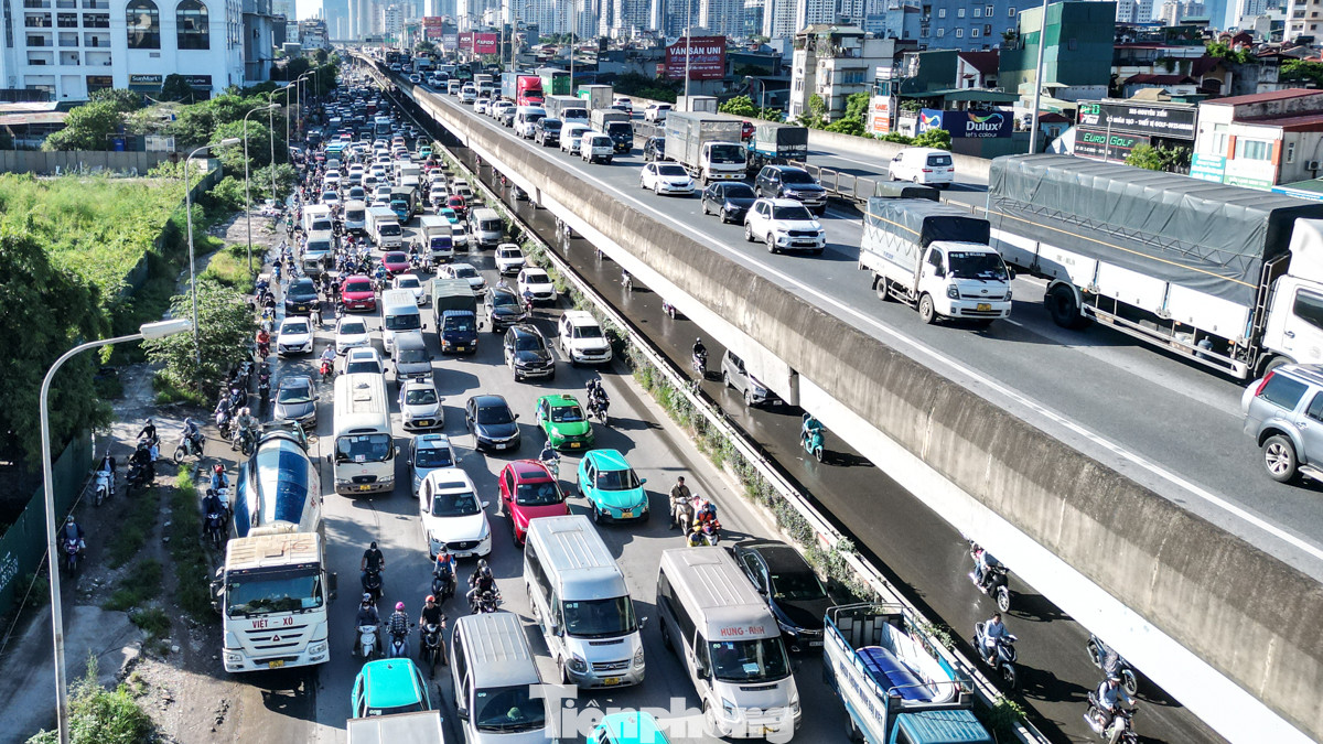 Theo ghi nhận của PV Tiền Phong, lúc hơn 6h ngày 30/8, tại khu vực đường Nguyễn Xiển, tình trạng ùn ứ xảy ra tại các làn đường theo hướng rời Hà Nội cả phía dưới và trên cao.
