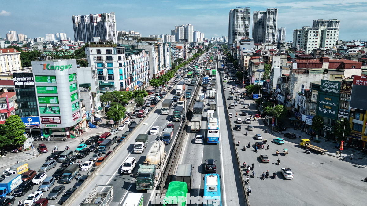 Hình ảnh tại đoạn qua nút giao Nguyễn Trãi - Khuất Duy Tiến. Hình ảnh tại đoạn qua nút giao Nguyễn Trãi - Khuất Duy Tiến.