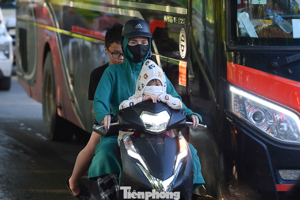 Chị Nguyễn Thị Lan (28 tuổi, quê Hải Phòng) lo lắng khi chuyến đi này chở theo con nhỏ về quê. "Tôi đi đón 2 con đi học về, tối nay nhà tôi về quê bằng xe máy, đường tắc thế này cũng lo lắng", chị Lan cho biết.