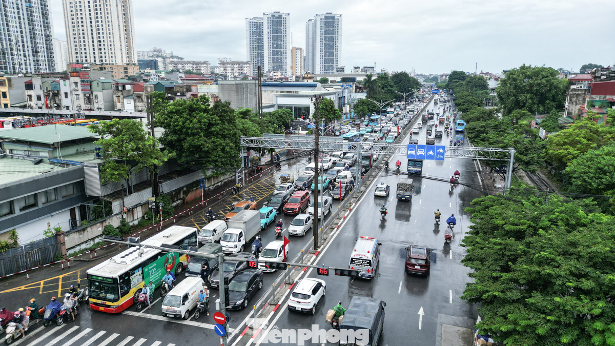Đường Ngọc Hồi đoạn cổng vào bến xe Nước Ngầm dòng phương tiện ùn tắc kéo dài. Đường Ngọc Hồi đoạn cổng vào bến xe Nước Ngầm dòng phương tiện ùn tắc kéo dài.