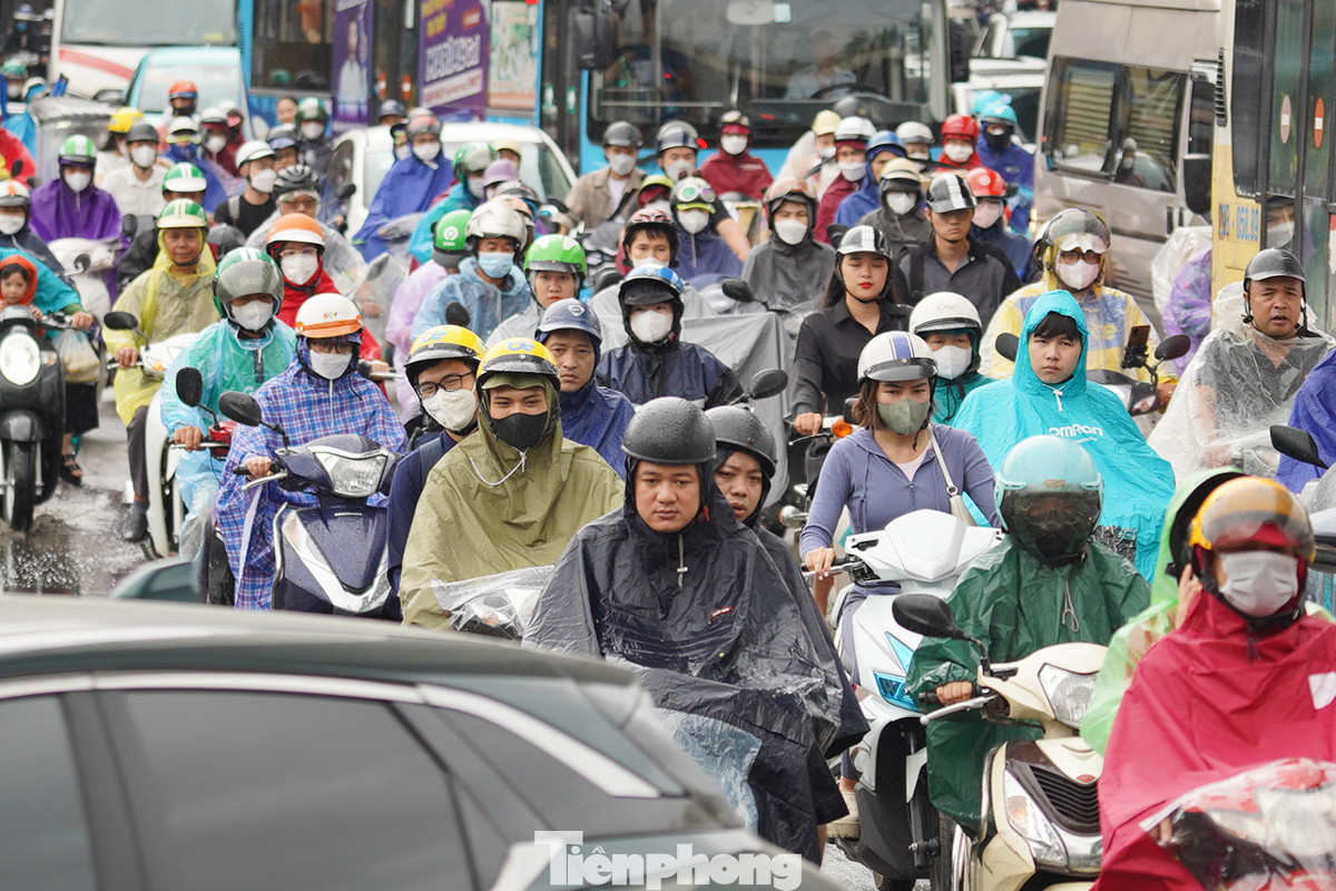 Trời mưa khiến cho người dân di chuyển rất khó khăn. Trời mưa khiến cho người dân di chuyển rất khó khăn.