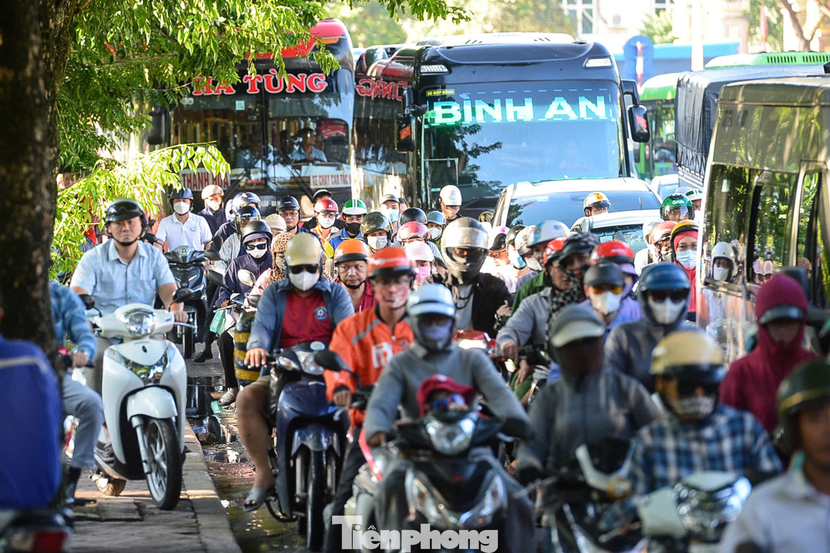 Nhiều gia đình ở các tỉnh Hà Nam, Thái Bình, Nam Định, Ninh Bình... chọn di chuyển bằng xe máy để về quê.