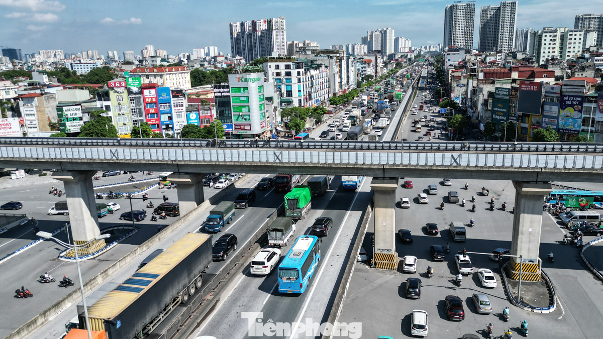 Hình ảnh tại đoạn qua nút giao Nguyễn Trãi - Khuất Duy Tiến. Hình ảnh tại đoạn qua nút giao Nguyễn Trãi - Khuất Duy Tiến.