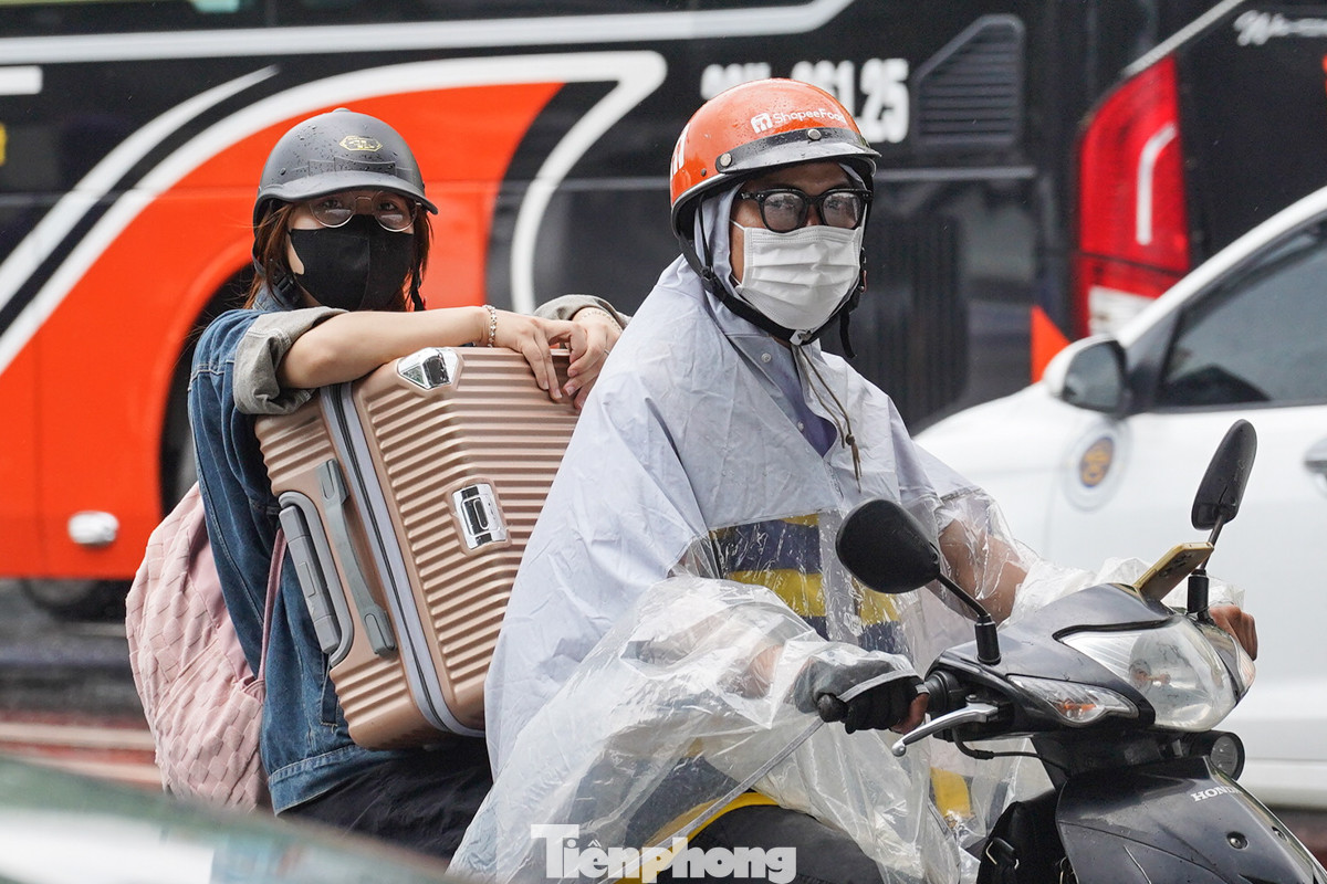 Người dân "lỉnh kỉnh" đồ đạc về quê nghỉ lễ Quốc khánh 2/9. Người dân "lỉnh kỉnh" đồ đạc về quê nghỉ lễ Quốc khánh 2/9.