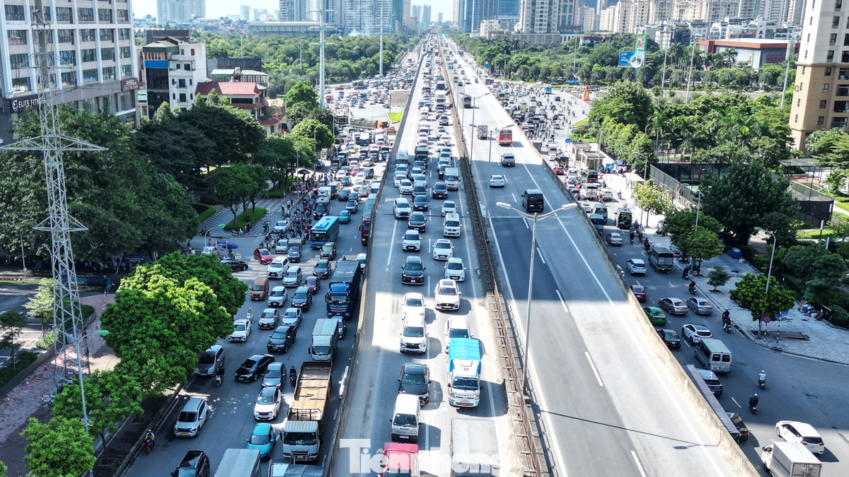 Chiều nay (30/8) - ngày làm việc cuối cùng trước kỳ nghỉ lễ 2/9, nhiều người dân đã tranh thủ về quê sớm, khiến các phương tiện ùn ứ trên nhiều tuyến phố. Chiều nay (30/8) - ngày làm việc cuối cùng trước kỳ nghỉ lễ 2/9, nhiều người dân đã tranh thủ về quê sớm, khiến các phương tiện ùn ứ trên nhiều tuyến phố.