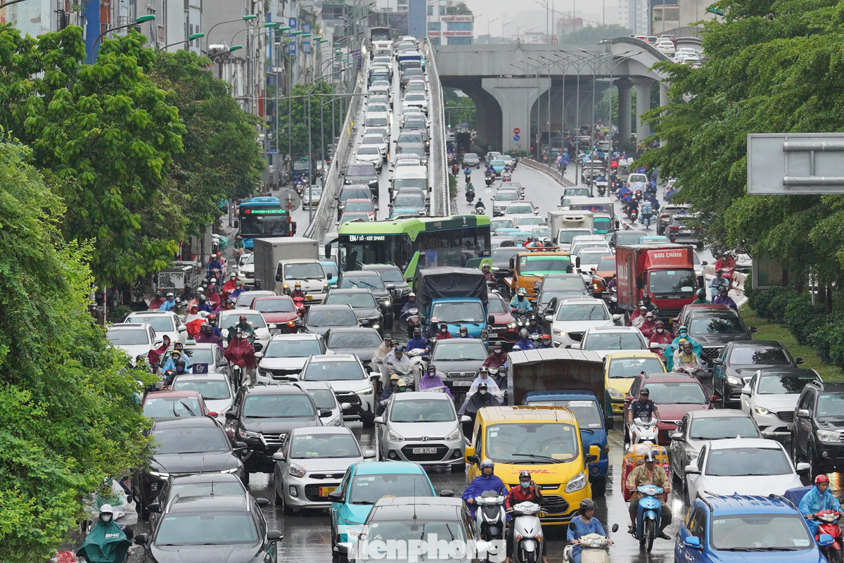 Đường Trường Chinh ùn tắc, lối xuống Vành đai 2 ôtô đứng chờ. Nhiều người đã chủ động xin nghỉ sớm một ngày để tránh kẹt xe và về quê thuận lợi hơn. Đường Trường Chinh ùn tắc, lối xuống Vành đai 2 ôtô đứng chờ. Nhiều người đã chủ động xin nghỉ sớm một ngày để tránh kẹt xe và về quê thuận lợi hơn.
