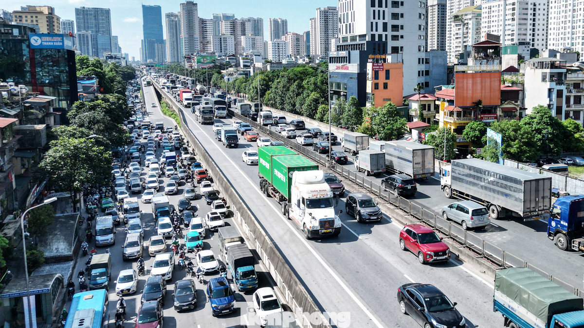 Tình trạng ùn tắc kéo dài diễn ra ở chiều hướng ra khỏi nội đô. Ngay cả đường phía dưới cũng đông nghẹt xe cộ. Tình trạng ùn tắc kéo dài diễn ra ở chiều hướng ra khỏi nội đô. Ngay cả đường phía dưới cũng đông nghẹt xe cộ.