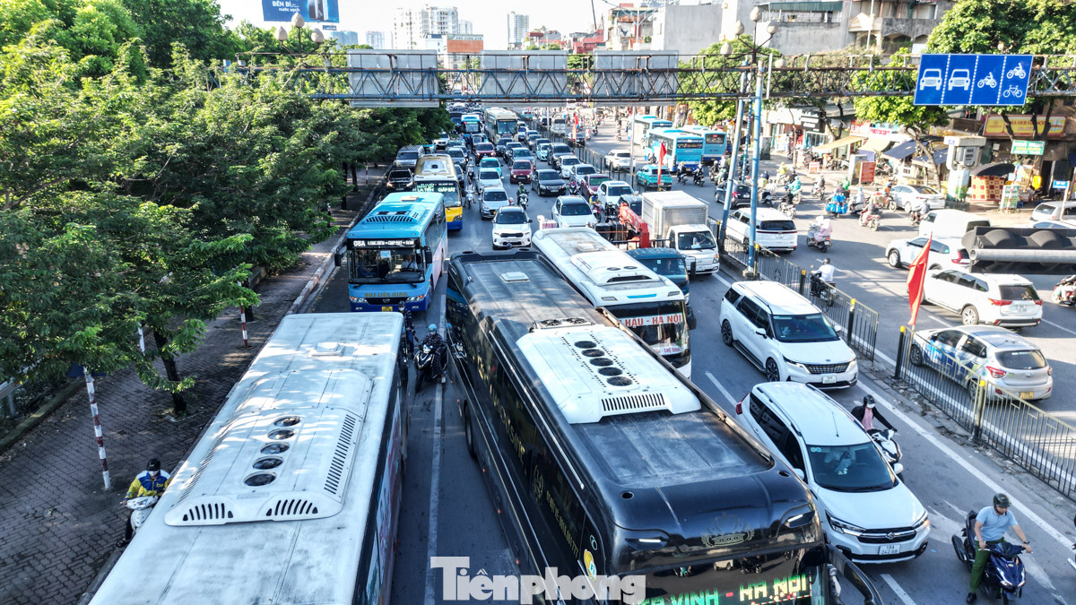 Đường Giải Phóng đông nghẹt phương tiện, ôtô và xe máy chen nhau để di chuyển.