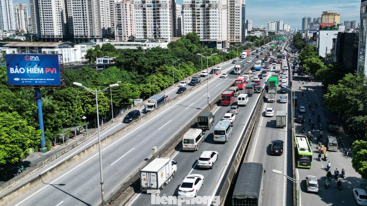 Phía trên đường Vành đai 3 trên cao các phương tiện đi rất chậm. Phía trên đường Vành đai 3 trên cao các phương tiện đi rất chậm.