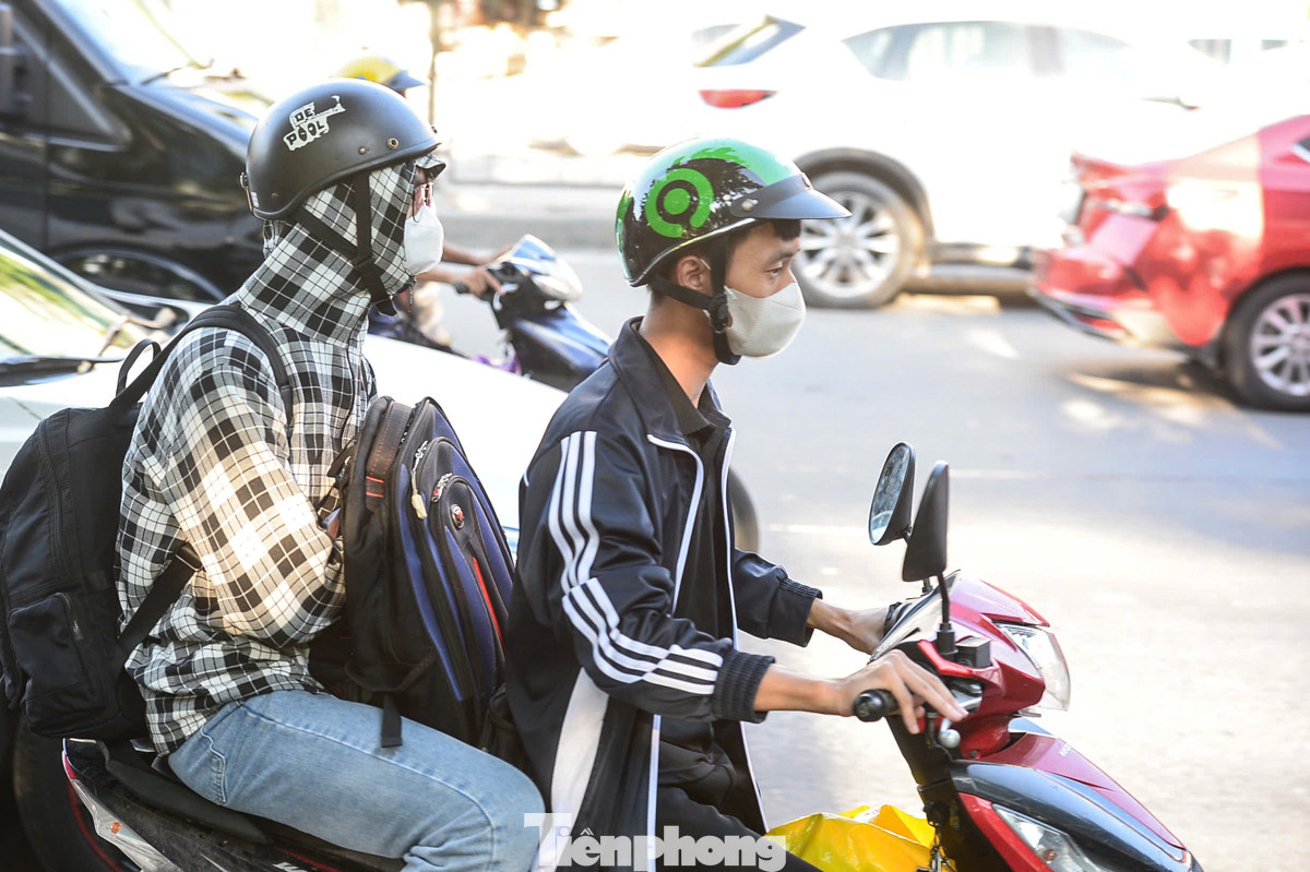 Nhiều gia đình ở các tỉnh Hà Nam, Thái Bình, Nam Định, Ninh Bình... chọn di chuyển bằng xe máy để về quê.