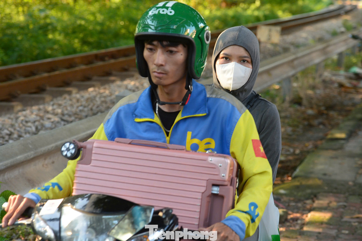 Người dân lỉnh kỉnh mang theo hành lý, đồ đạc rời Hà Nội.