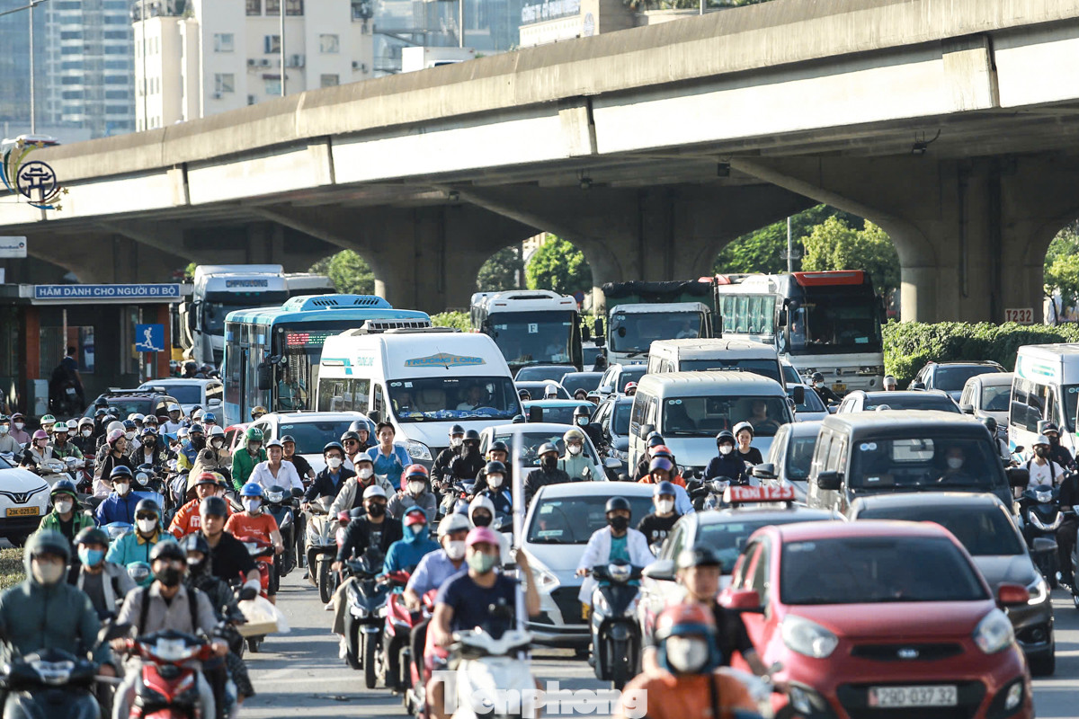 Ô tô, xe máy ken đặc trên đường Phạm Hùng chiều nay.