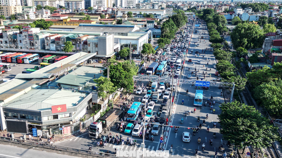 Đường Ngọc Hồi (đoạn trước cổng Bến xe Nước Ngầm) đông đúc xe cộ, ùn tắc kéo dài khoảng 2km.