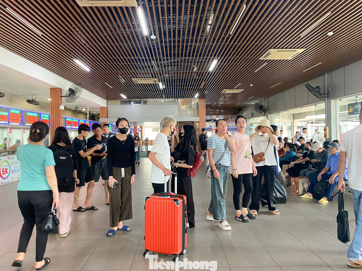 Bến xe Nước Ngầm lúc 11 giờ trưa nay đã rất đông người. Bến xe Nước Ngầm lúc 11 giờ trưa nay đã rất đông người.