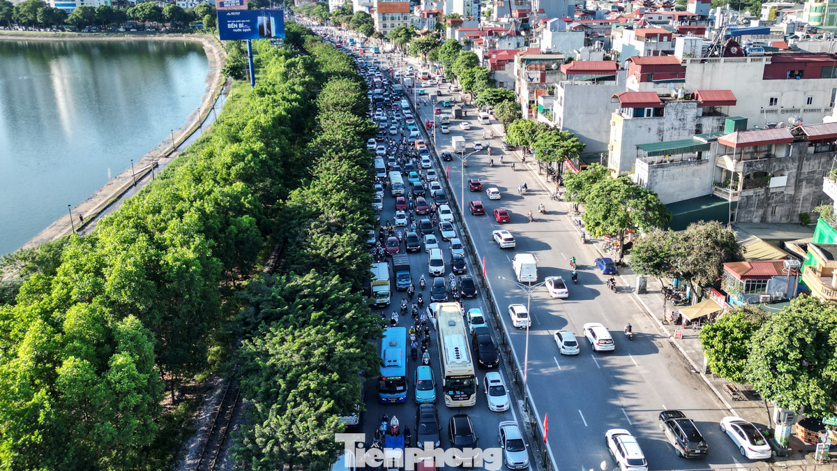 Lúc 17h, tại khu vực đường Giải Phóng, đoạn qua bến xe Giáp Bát hướng về Nước Ngầm mật độ giao thông tăng cao.