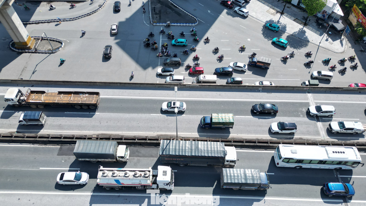 Mật độ phương tiện trên đường Vành đai 3 trên cao khá đông dù mới hơn 3 giờ chiều. Mật độ phương tiện trên đường Vành đai 3 trên cao khá đông dù mới hơn 3 giờ chiều.