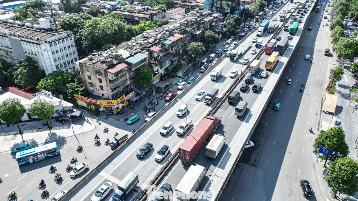 Ô tô nối đuôi nhau từ khu vực Nguyễn Trãi hướng ra Linh Đàm. Ô tô nối đuôi nhau từ khu vực Nguyễn Trãi hướng ra Linh Đàm.