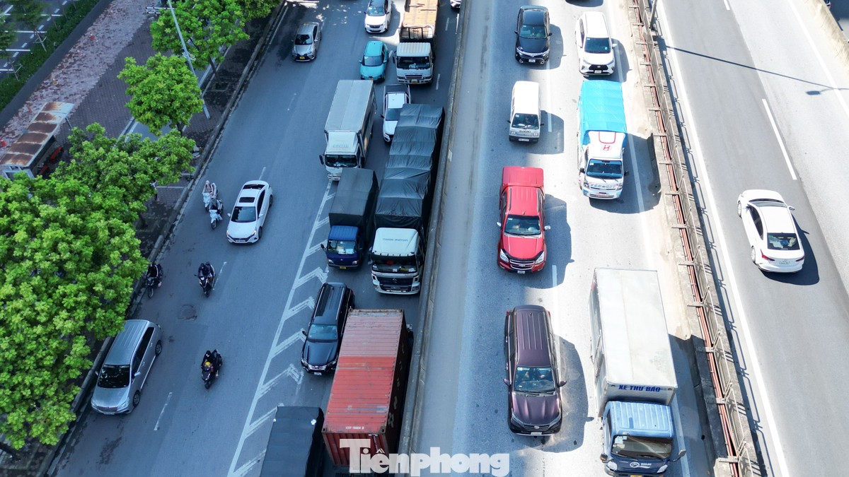 Đoạn từ nút giao Đại lộ Thăng Long - Phạm Hùng đến cầu Thanh Trì xảy ra tình trạng ùn tắc nghiêm trọng, kéo dài khoảng 2km. Đoạn từ nút giao Đại lộ Thăng Long - Phạm Hùng đến cầu Thanh Trì xảy ra tình trạng ùn tắc nghiêm trọng, kéo dài khoảng 2km.