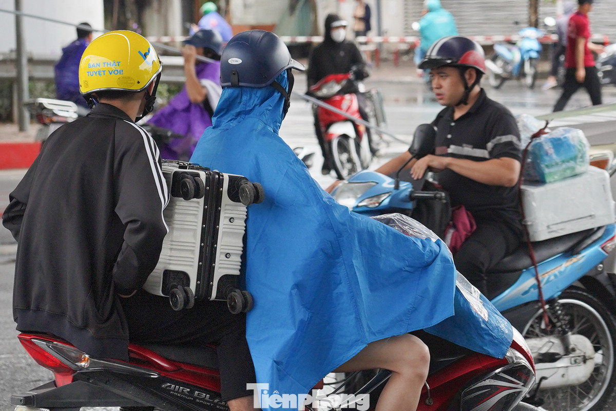 Trời mưa khiến việc ra bến xe trở nên khó khăn trong lớp áo mưa. Trời mưa khiến việc ra bến xe trở nên khó khăn trong lớp áo mưa.