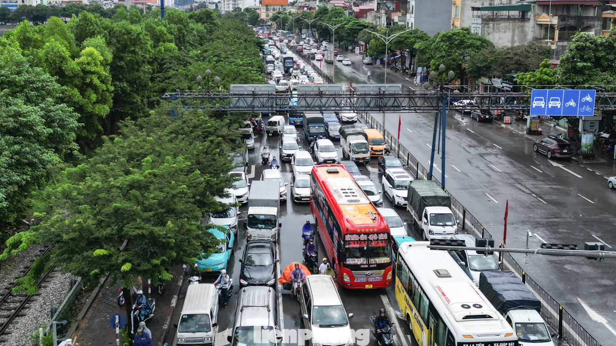 Dòng phương tiện đông đúc từ Giải Phóng hướng về bến xe Nước Ngầm lúc 11 giờ trưa nay (30/8). Dòng phương tiện đông đúc từ Giải Phóng hướng về bến xe Nước Ngầm lúc 11 giờ trưa nay (30/8).