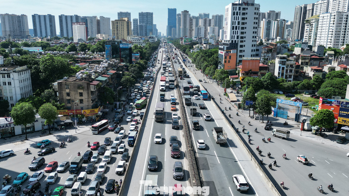 Hình ảnh tại đoạn qua nút giao Nguyễn Trãi - Khuất Duy Tiến. Hình ảnh tại đoạn qua nút giao Nguyễn Trãi - Khuất Duy Tiến.