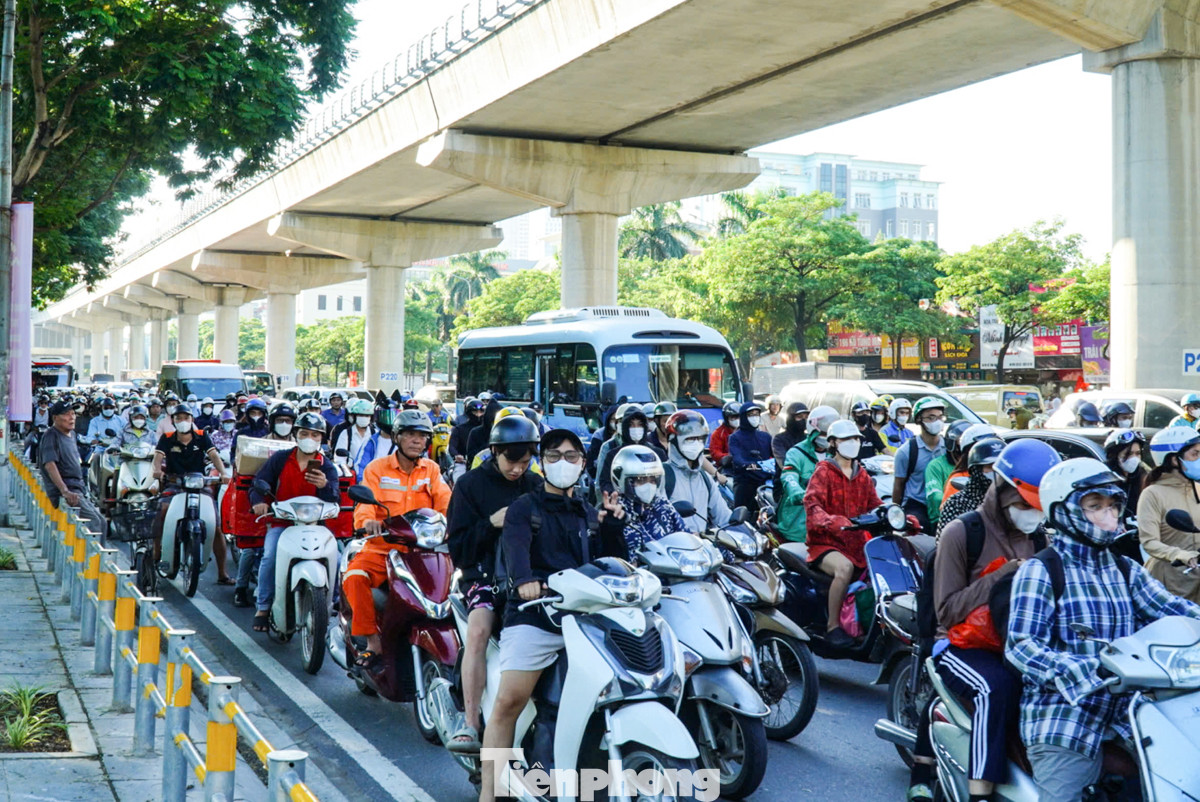 "Tôi vừa tan làm lúc nãy nên mang vali về quê luôn, biết là tắc đường nhưng đành chịu. Về được ngày nào hay ngày đó, nghỉ được có mấy ngày nên tranh thủ", anh Viết Huy (quê Hưng Yên) cho biết.