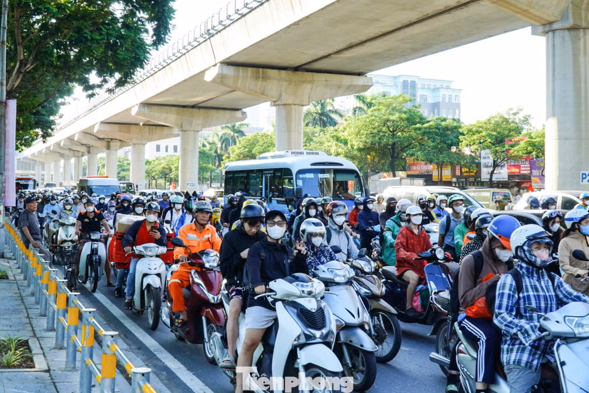 "Tôi vừa tan làm lúc nãy nên mang vali về quê luôn, biết là tắc đường nhưng đành chịu. Về được ngày nào hay ngày đó, nghỉ được có mấy ngày nên tranh thủ", anh Viết Huy (quê Hưng Yên) cho biết.