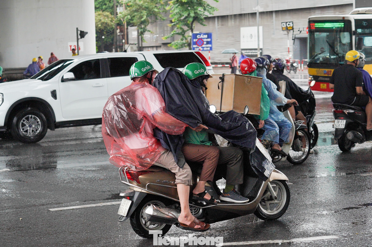 Trời mưa khiến việc ra bến xe trở nên khó khăn trong lớp áo mưa. Trời mưa khiến việc ra bến xe trở nên khó khăn trong lớp áo mưa.