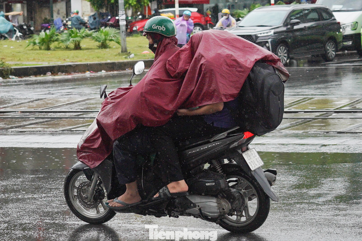 Trời mưa khiến việc ra bến xe trở nên khó khăn trong lớp áo mưa. Trời mưa khiến việc ra bến xe trở nên khó khăn trong lớp áo mưa.