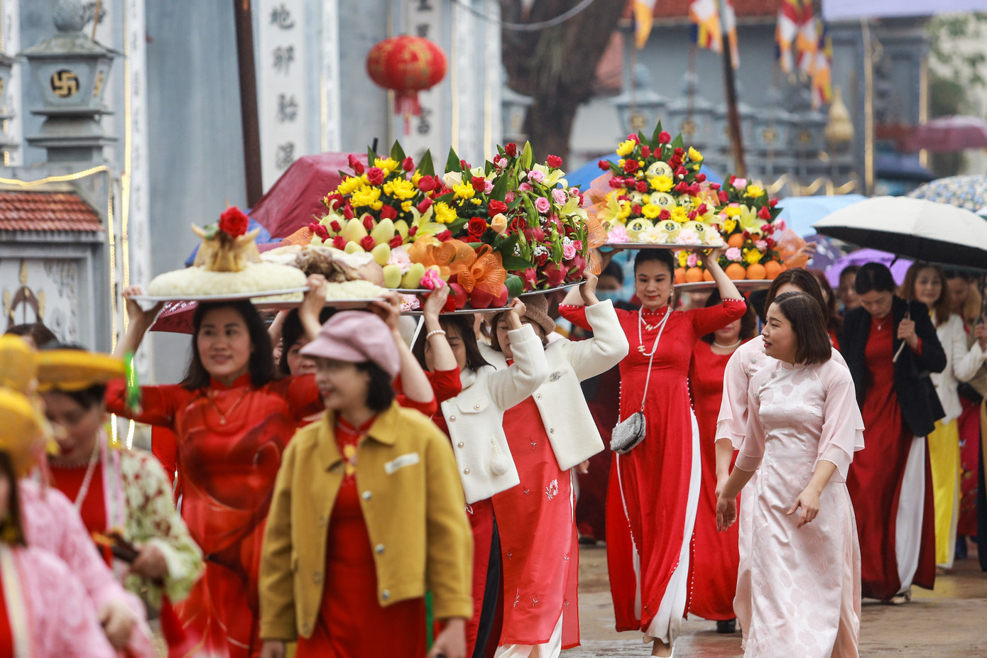 Thời tiết sáng nay có mưa phùn, gió lạnh nhưng vẫn thu hút đông đảo người dân và du khách tham gia đoàn rước lễ.