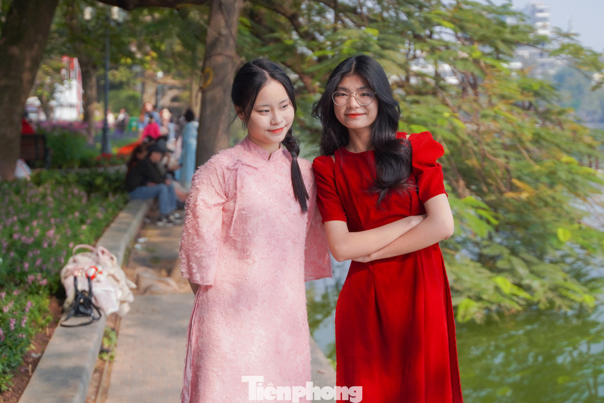 "Hôm nay mình cùng bạn lên phố để chụp ảnh, không khí ở đây rất thích", bạn Ngọc Ánh (áo đỏ) cho biết.