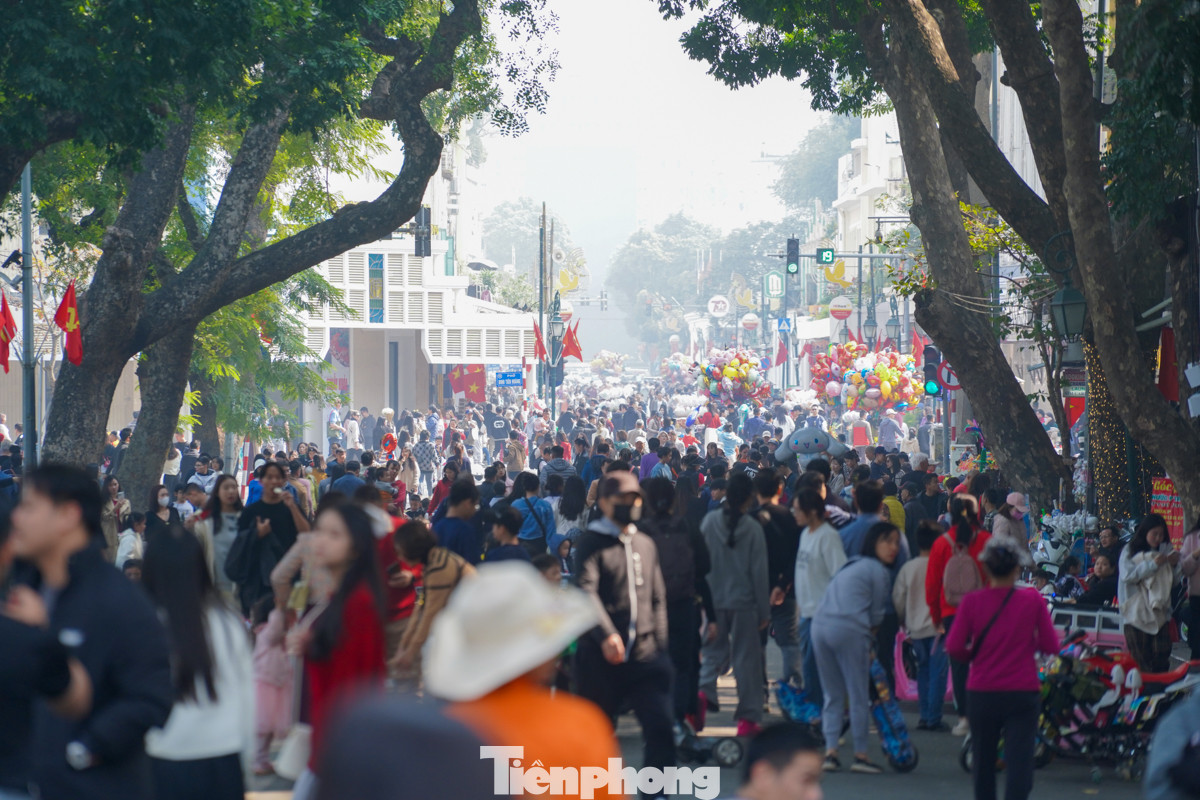 Các tuyến phố quanh Hồ Gươm hôm nay đều rất đông đúc người qua lại.