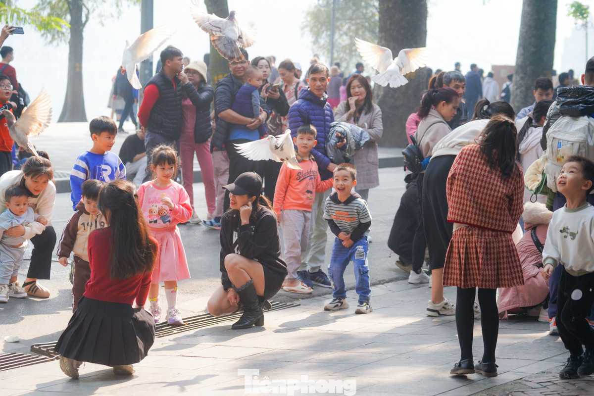 Các em nhỏ tỏ ra thích thú, phấn khích khi được bố mẹ cho đi chơi ngày nghỉ lễ.