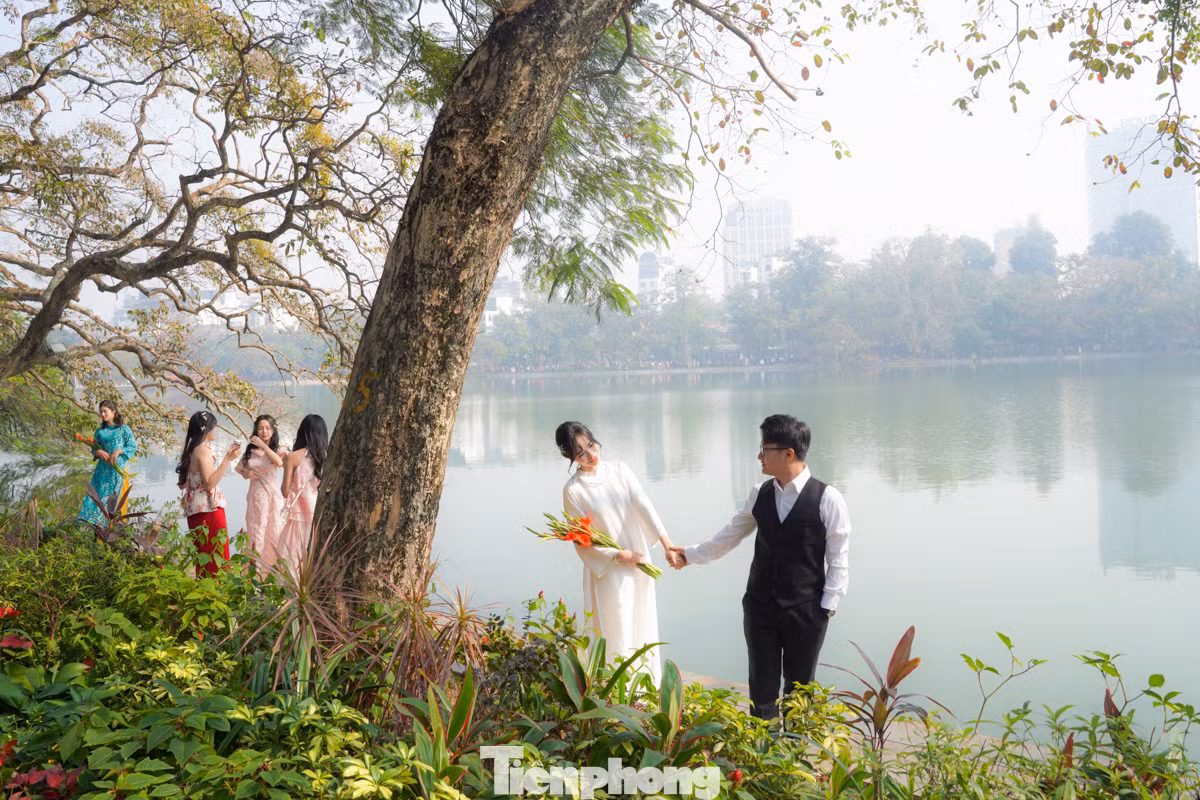 Quanh bờ hồ, rất đông 'nàng thơ' và các cặp đôi tạo dáng chụp ảnh.