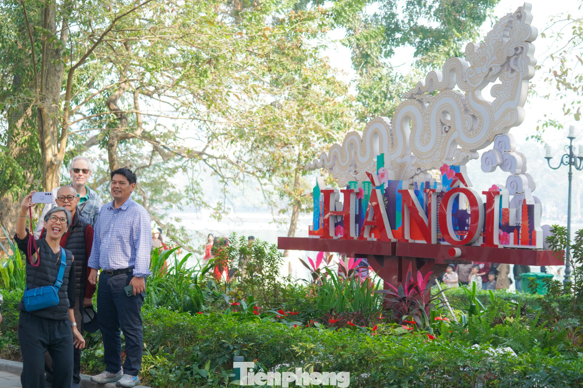 Các khu vực có biểu tượng của Thủ đô và hình ảnh về năm mới 2025 thu hút đông đảo người dân đến check-in.