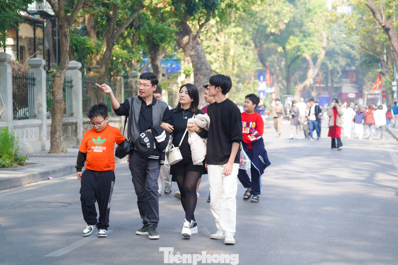 Thay vì đến các địa điểm du lịch xa xôi, nhiều người dân Hà Nội chọn lên Hồ Gươm để đi bộ, ngắm cảnh, tận hưởng tiết trời mát mẻ của Thủ đô trong ngày đầu tiên của năm 2025.