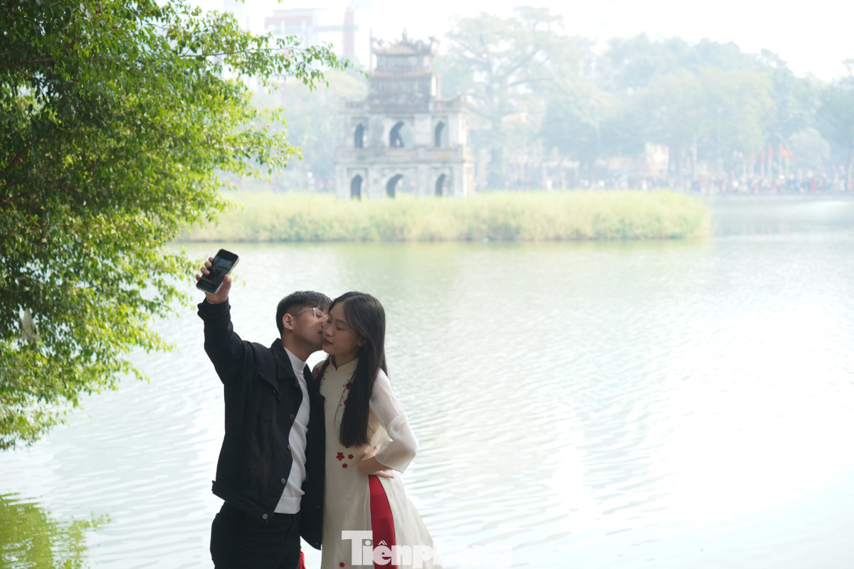Các bạn trẻ cùng nhau lưu giữ những khoảnh khắc đáng nhớ bên tháp rùa cổ kính.
