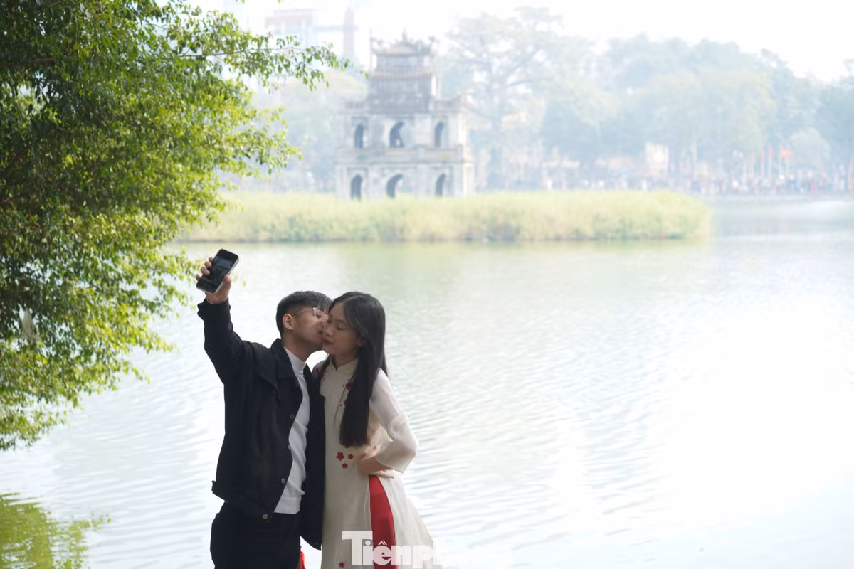 Các bạn trẻ cùng nhau lưu giữ những khoảnh khắc đáng nhớ bên tháp rùa cổ kính.