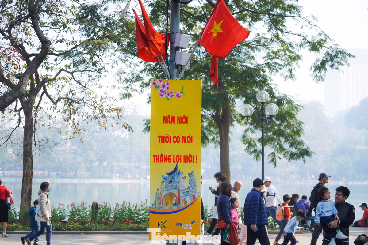 Các khu vực có biểu tượng của Thủ đô và hình ảnh về năm mới 2025 thu hút đông đảo người dân đến check-in.