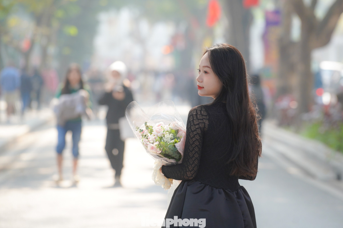 Các 'nàng thơ' tạo dáng chụp ảnh, tay cầm những bó hoa xinh xắn.