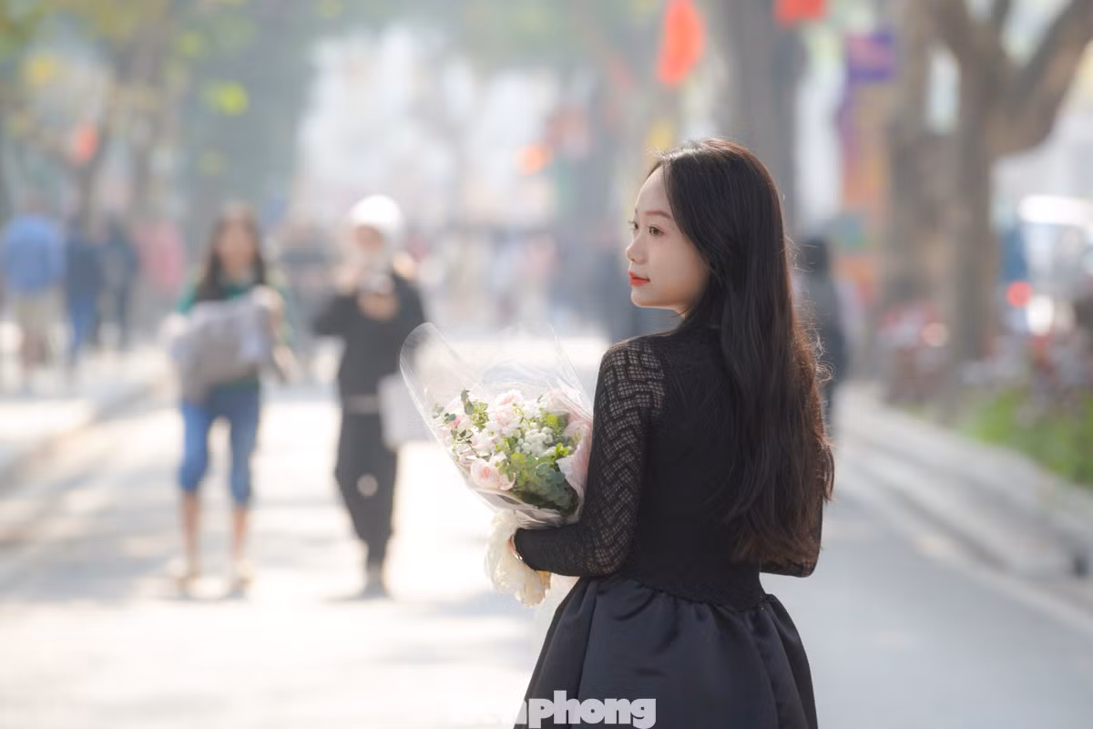 Các 'nàng thơ' tạo dáng chụp ảnh, tay cầm những bó hoa xinh xắn.