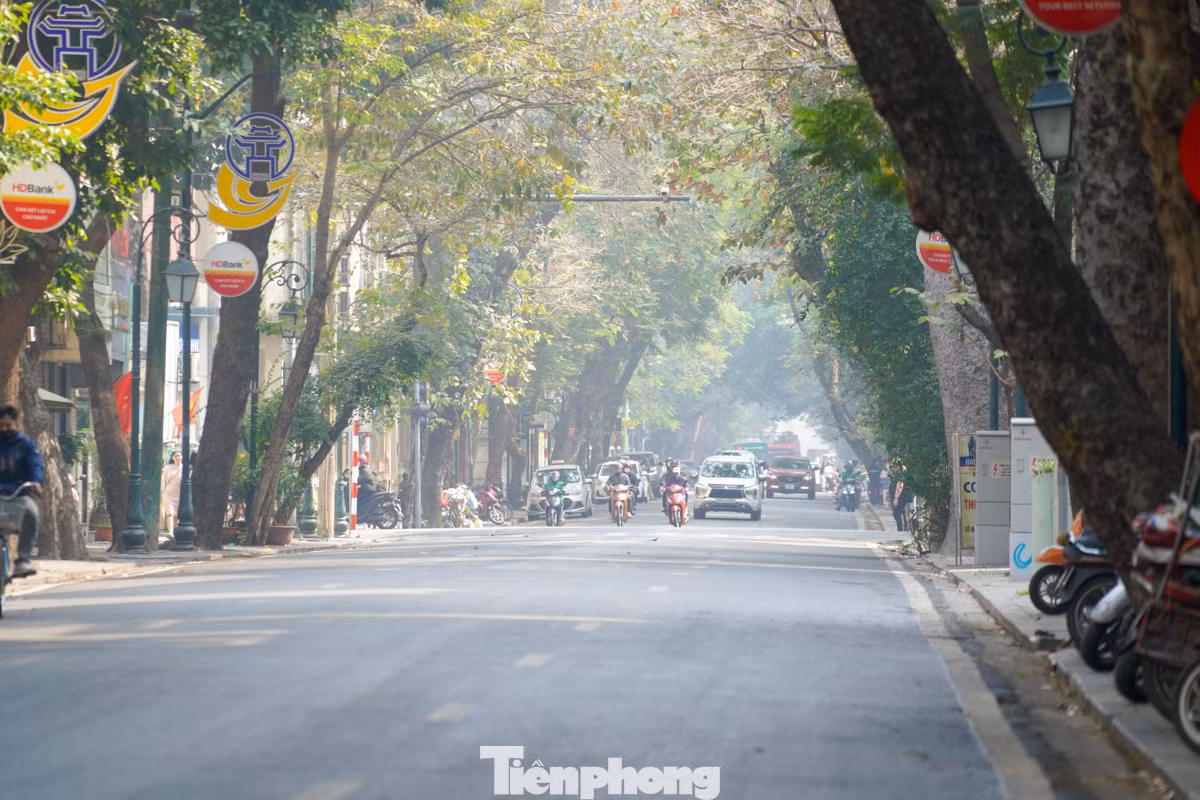 Sáng 1/1/2025, phố phường Hà Nội yên bình, người dân Thủ đô thư thái đi dạo phố trong ngày đầu năm mới.