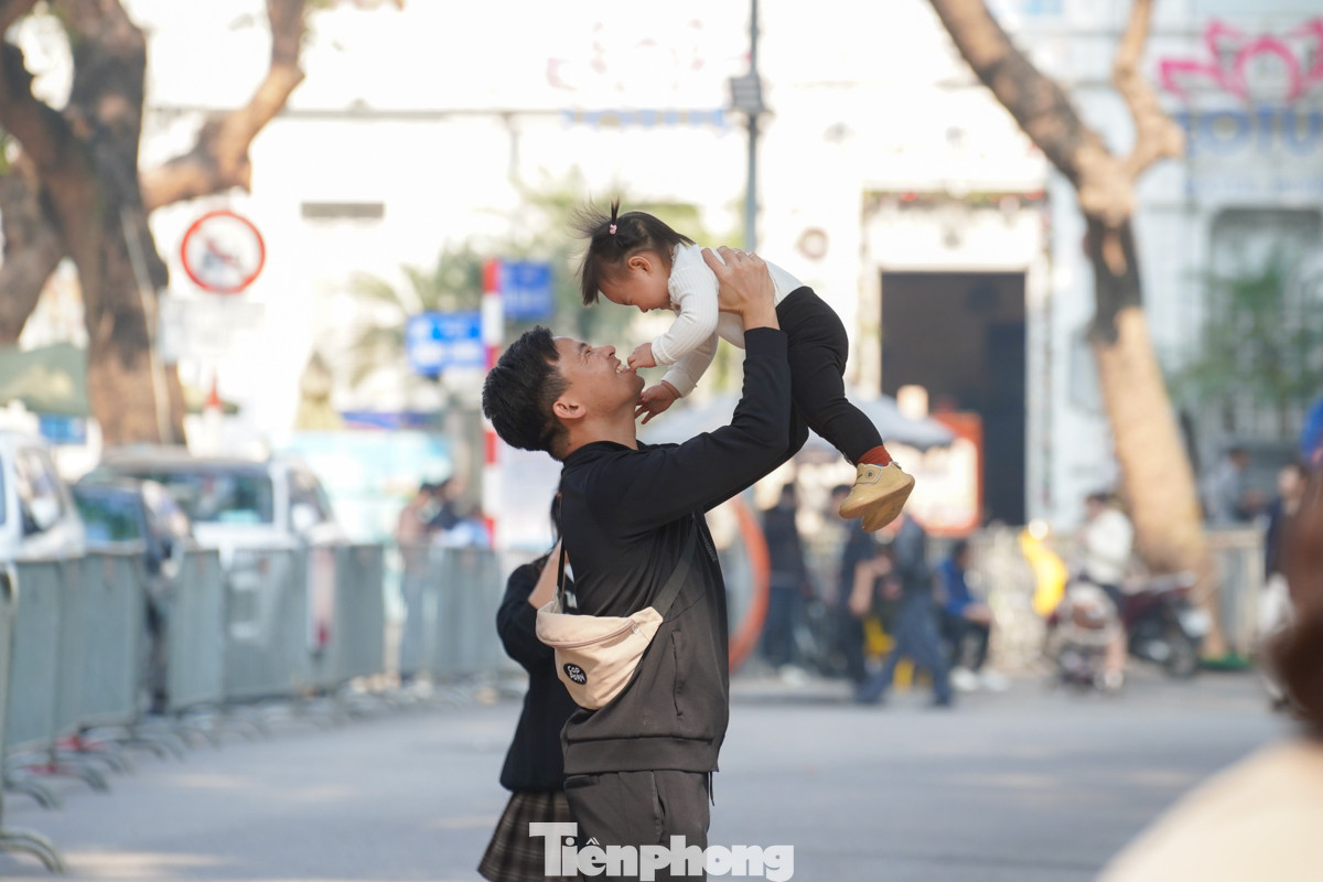 Tranh thủ ngày nghỉ, nhiều phụ huynh đưa các con đến tham gia các hoạt động vui chơi ngoài trời để cùng con trải nghiệm, gắn kết tình cảm gia đình.