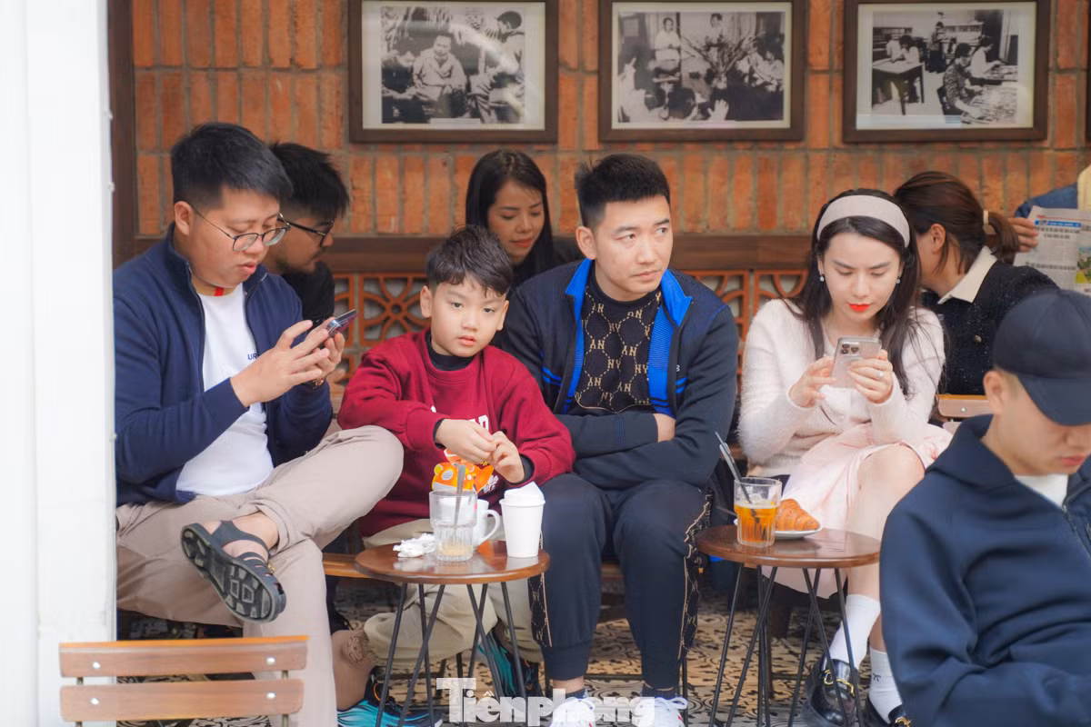 Quán cà phê trở thành điểm đến lý tưởng của các bạn trẻ và nhiều gia đình những ngày này.