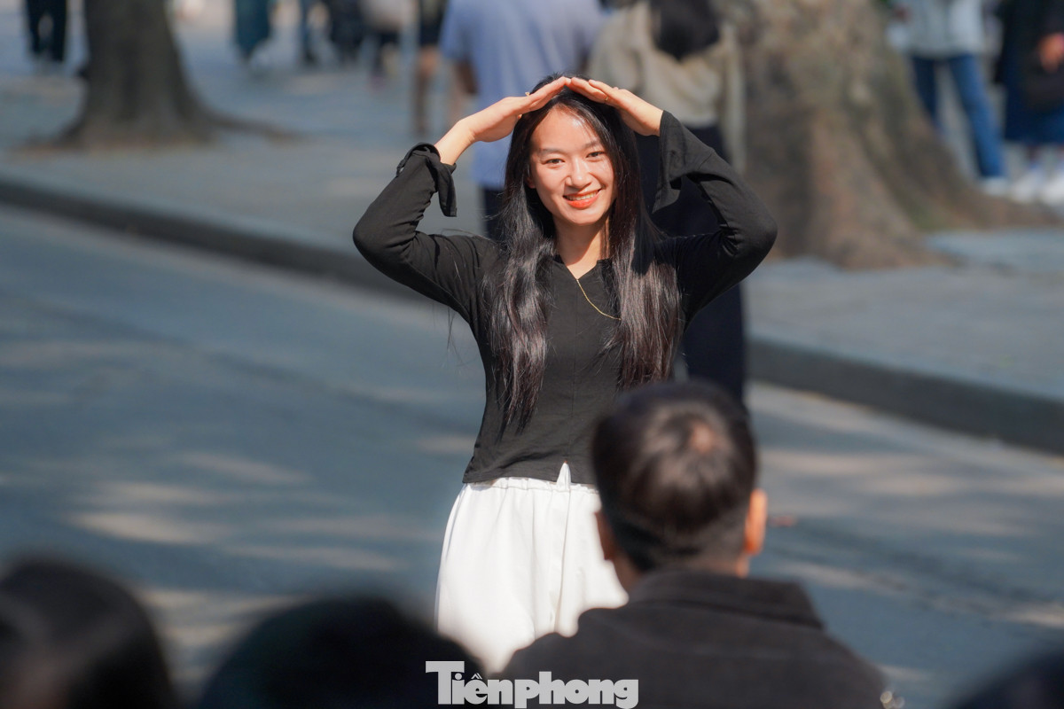 Dưới tiết trời ngày đầu năm mới mát mẻ, một số cặp đôi đã chọn cách tản bộ và thưởng ngoạn vẻ đẹp phố phường Hà Nội.