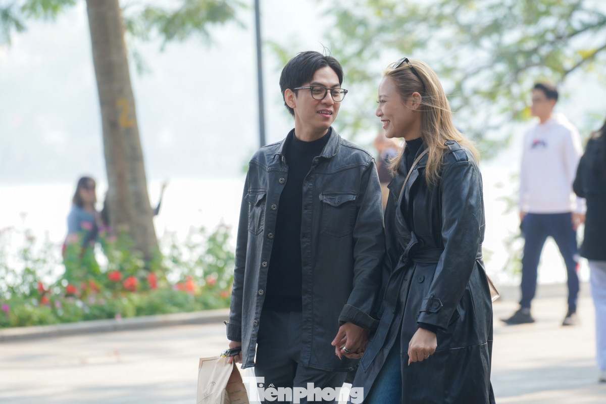 Dưới tiết trời ngày đầu năm mới mát mẻ, một số cặp đôi đã chọn cách tản bộ và thưởng ngoạn vẻ đẹp phố phường Hà Nội.