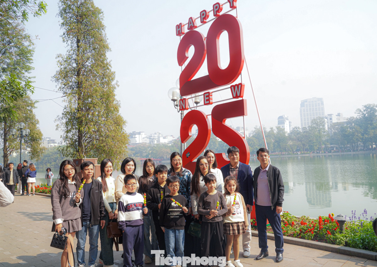 Các khu vực có biểu tượng của Thủ đô và hình ảnh về năm mới 2025 thu hút đông đảo người dân đến check-in.