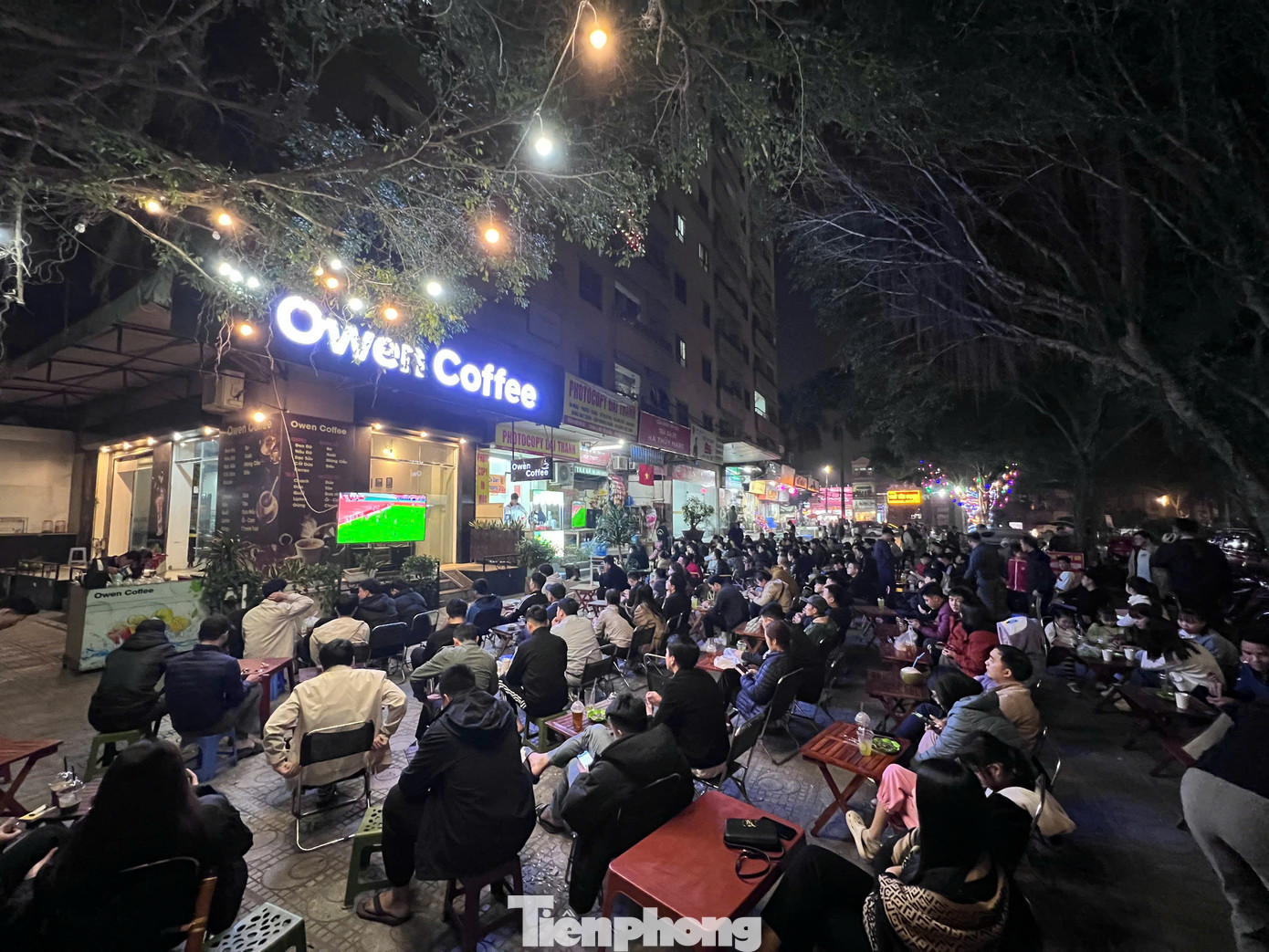 Một quán cà phê trên phố Phan Đình Phùng cũng lắp máy chiếu để phục vụ khách.